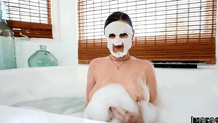 Девка не против, что мужик присоединяется к ней в ванной