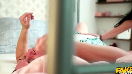 Пошлая постоялица соблазняет администратора хостела на еблю