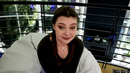 Военный на гражданке жестко трахает миниатюрную милашку