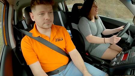 Милфа не сдает на права и трахается с инструктором