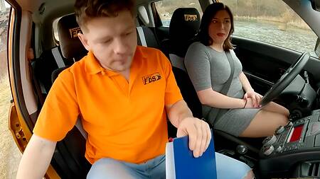 Милфа не сдает на права и трахается с инструктором