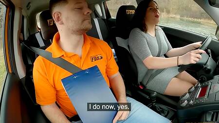 Милфа не сдает на права и трахается с инструктором