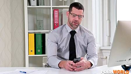 Худышка работает электриком и ебется с боссом фирмы в жопу