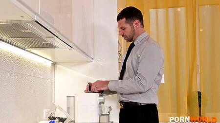 Худышка работает электриком и ебется с боссом фирмы в жопу