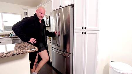 Скуф в поношенном халате страстно трахает шикарную соседку