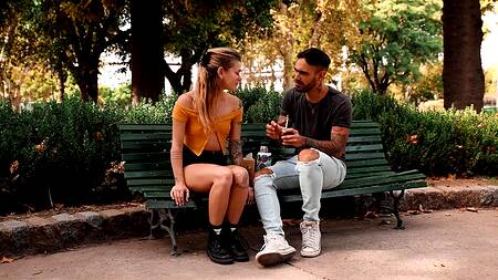 Выпил вина с худышкой в парке и привел её к себе ебаться