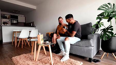 Выпил вина с худышкой в парке и привел её к себе ебаться