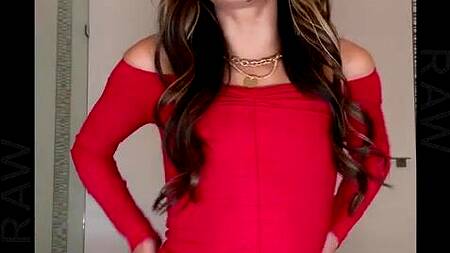 Худышка в красном платье впервые трахается с негром