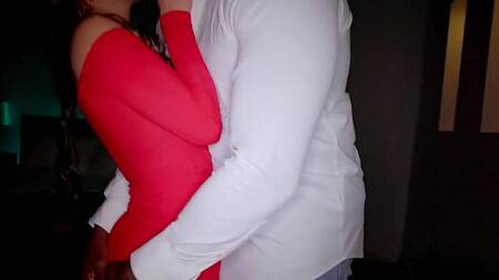 Худышка в красном платье впервые трахается с негром