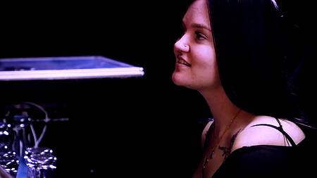 Блондинка не такая, она лишь сосет хуй в туалете клуба