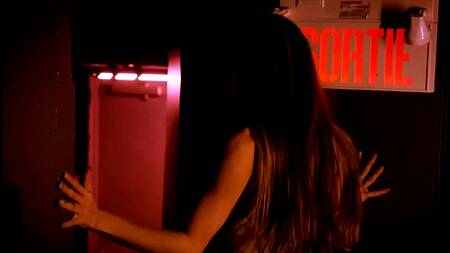 Блондинка не такая, она лишь сосет хуй в туалете клуба