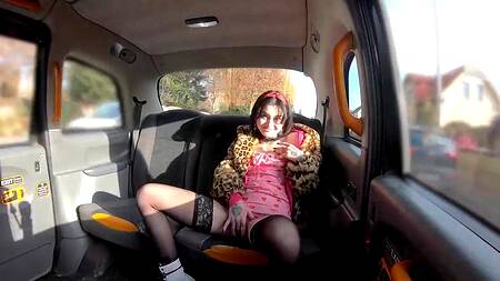 Татуированная неформалка хочет расплатиться за поездку сексом