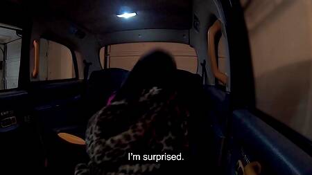 Татуированная неформалка хочет расплатиться за поездку сексом