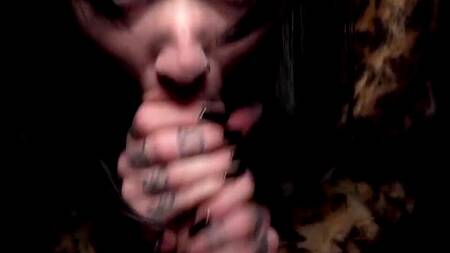 Татуированная неформалка хочет расплатиться за поездку сексом