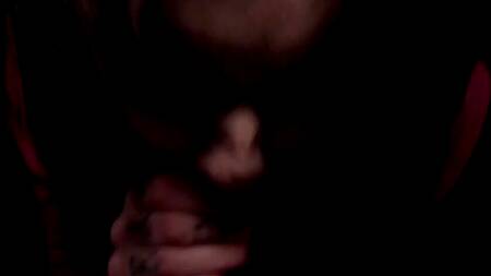 Татуированная неформалка хочет расплатиться за поездку сексом