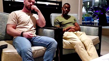 Стройная нимфоманка ебется с двумя в отеле