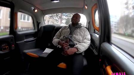 Таксистка принимает оплату межрасовым сексом