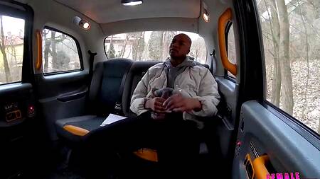 Таксистка принимает оплату межрасовым сексом