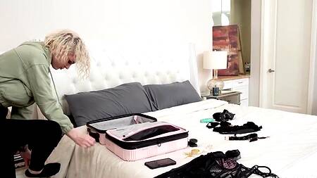 Милфа надела сексуальное белье и ждет негра из душа