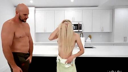 Хвастается своей гибкостью и трахается с лысым мужланом