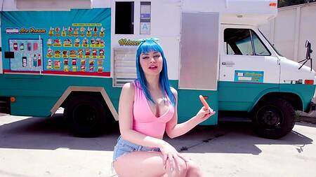 Перепробовала все виды мороженого и хуй мороженщика