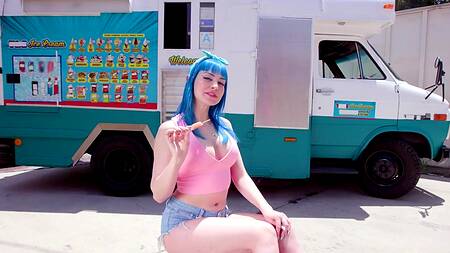 Перепробовала все виды мороженого и хуй мороженщика