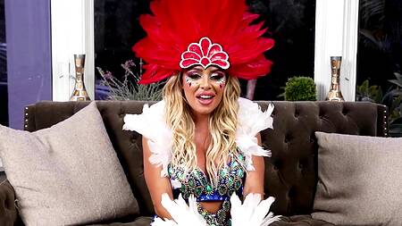 Жаркая латинка после карнавала спешит заняться сексом