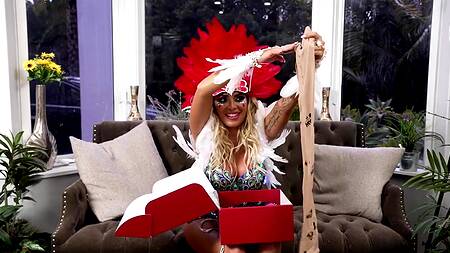 Жаркая латинка после карнавала спешит заняться сексом