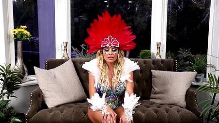 Жаркая латинка после карнавала спешит заняться сексом