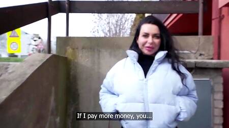 Губастая милфа отсосала хер пикапера на улице за деньги