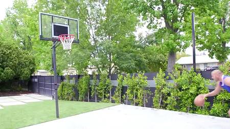 18-летняя милашка с миниатюрным телом оказывается очень развратной