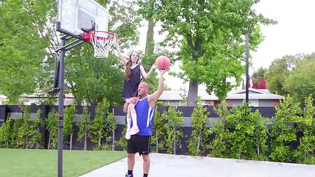 18-летняя милашка с миниатюрным телом оказывается очень развратной