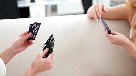 Сестры поиграли в карты и соблазнили отчима на групповой секс