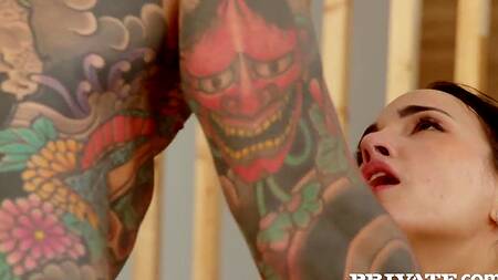 Татуированный массажист знает, что клиентке хочется секса