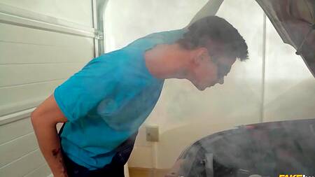 Механик на работе трахает двух рыжих девушек