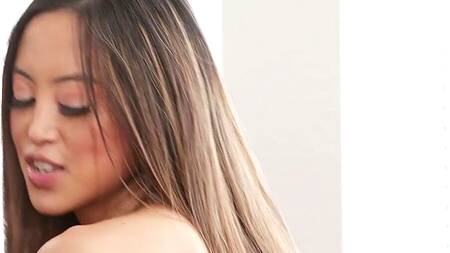 Азиатка согласна взять мужика на работу только после оргазм а