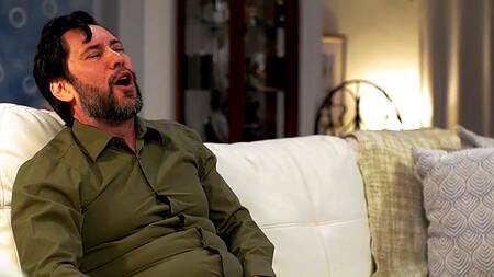 Рыжая милфа ебется с приятелем, который дрочит с помощью пылесоса