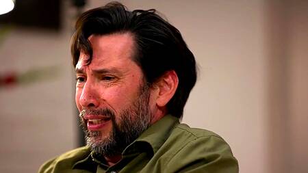 Рыжая милфа ебется с приятелем, который дрочит с помощью пылесоса