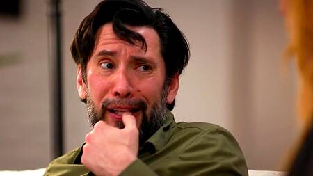 Рыжая милфа ебется с приятелем, который дрочит с помощью пылесоса