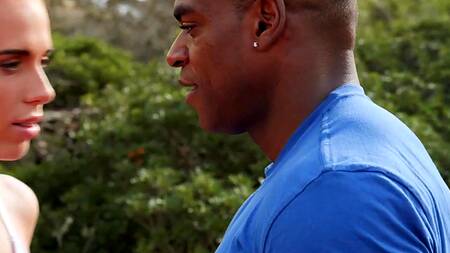 Утренняя пробежка и секс с чернокожим приятелем