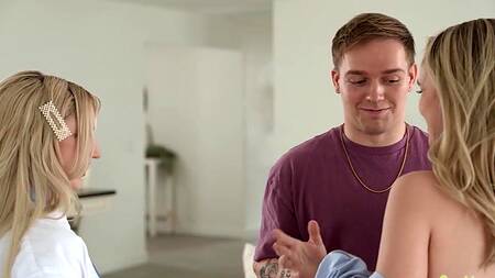 Худые сводные сестры показывают сиськи и предлагают ЖМЖ