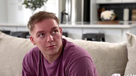 Сводная сестра специально переодевается перед братом