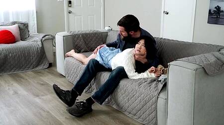 Отшлепал падчерицу азиатку за беспорядок и выебал её