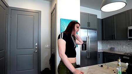 Отношения с падчерицей выходят на новый уровень, теперь она любовница