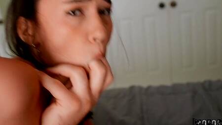 Лысый мужлан соблазнил на секс миниатюрную девчонку