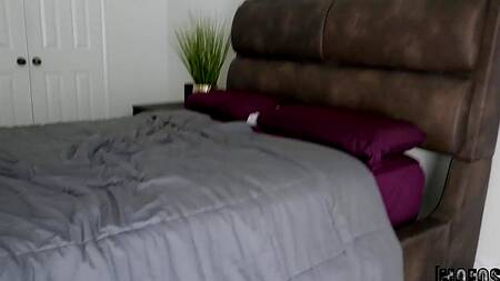 Лысый мужлан соблазнил на секс миниатюрную девчонку