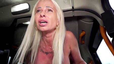 Какая удача - зрелая красотка готова трахнуться с таксистом