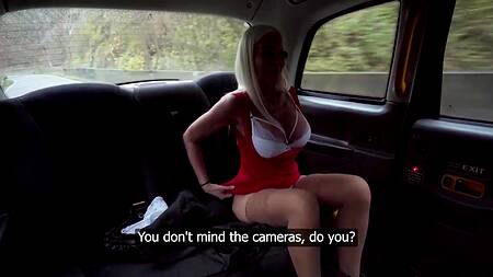 Какая удача - зрелая красотка готова трахнуться с таксистом