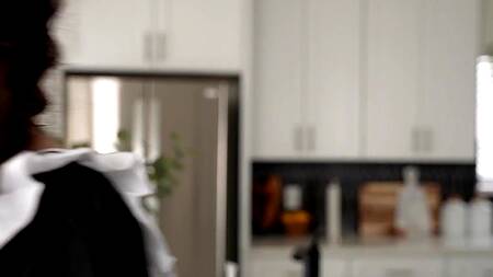 Сводная сестра надевает костюм домработницы и исполняет желания