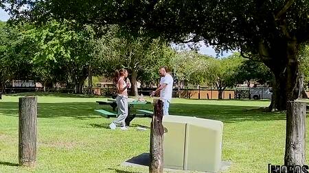 Порвала с абъюзером и поехала ебаться с незнакомцем